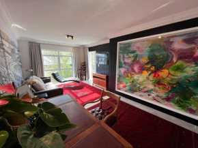 Bespoke, stylish & upmarket apartment, 2 min from beach